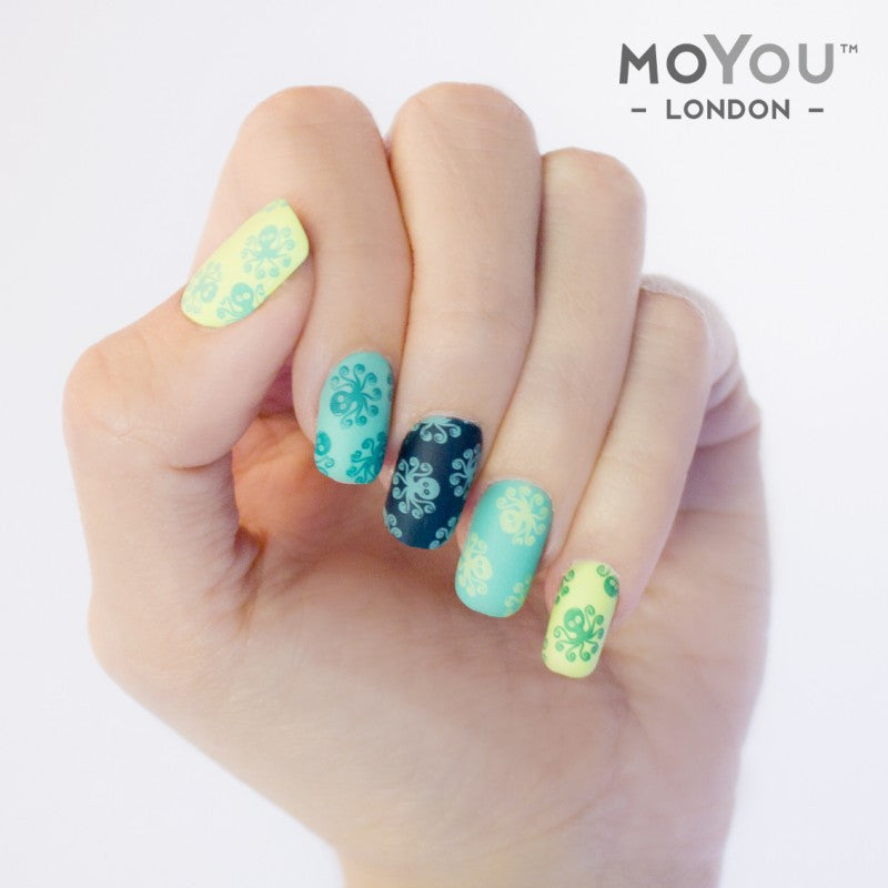 talk-to-the-hand-moyou-london-nail-art-ציפורניים-קולקציית-מסביב-לעולם-מניקור-פדיקור-עיצובים-לציפורניים-חותמות-לציפורניים-מויו-לונדון-menicure-princess-collection-08